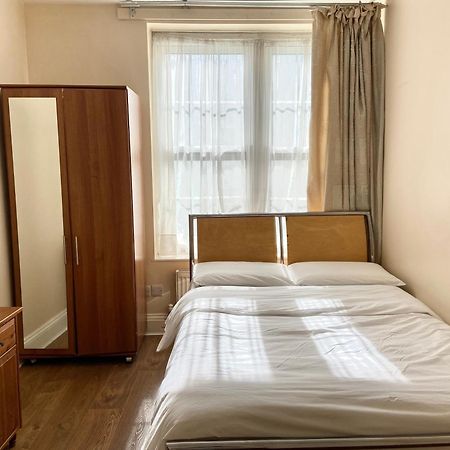 Separate Rooms By The Thames London Eksteriør billede