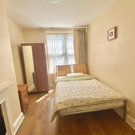 Separate Rooms By The Thames London Eksteriør billede